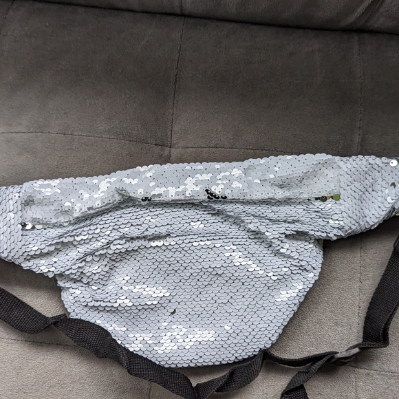 New Reversible Sequin Zippered Pouch Pack / Waist Bag White & Silver Sequins - Picture 3 of 4